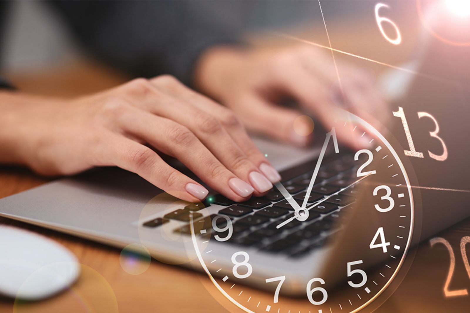 © New Africa - stock.adobe.com Foto: Hände tippen auf Laptop Tastatur